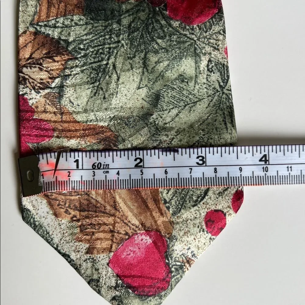 Floral‎ Patterned Robert Alan Tie in Red and Green 3.5 wide